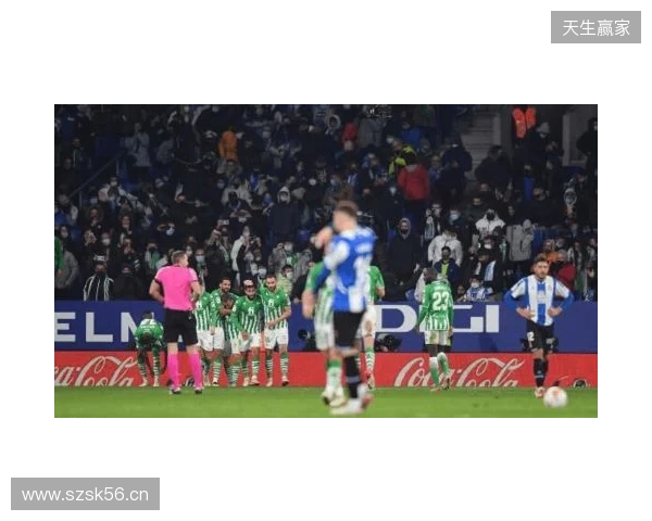 西班牙名嘴:维尼在替补席发笑不职业,在哪都该被开除 西班牙名嘴:维尼在替补席发笑不职业,在哪都该被开除